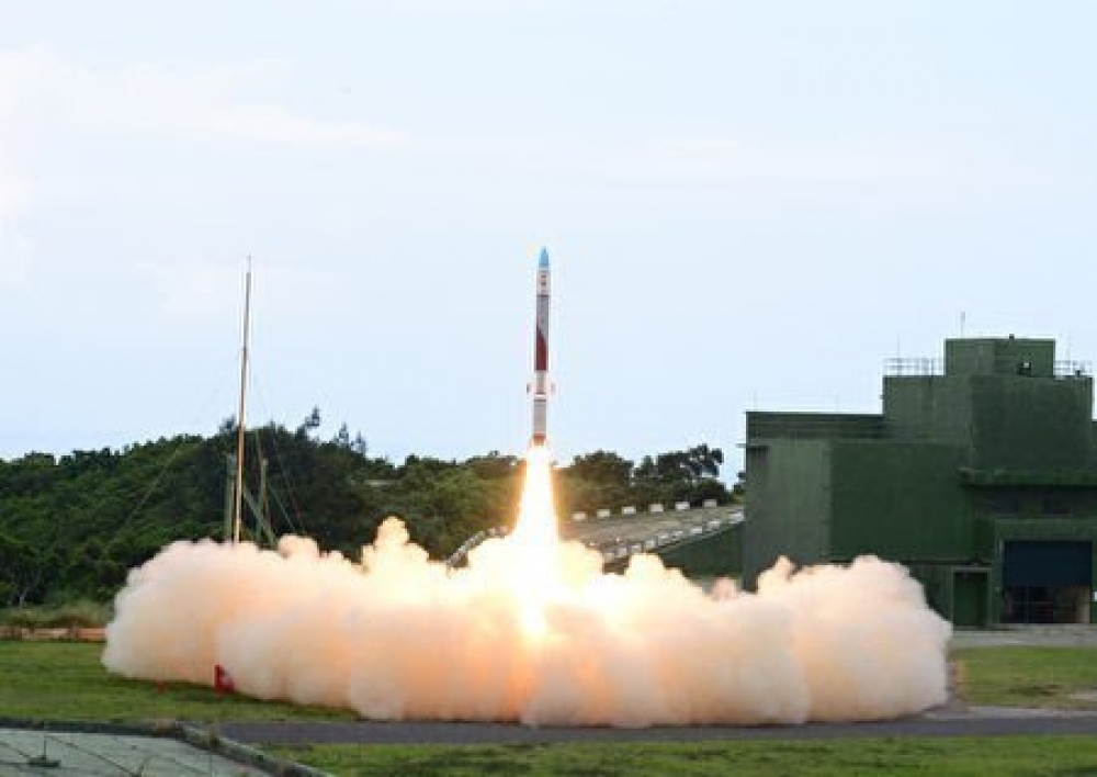 國防部「麒麟專案」今年內先製造出三套火箭推進載具，整個專案計劃製造六套火箭推進載具，進行地面各項測試後，順利可在2021年進行升空測試。圖為探空八號在南部九鵬基地發射升空。（中華民國國家實驗研究院太空中心提供）