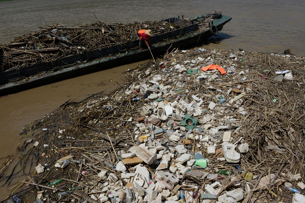 中國讓本國淪為垃圾場，目的當然不是為發達國家垃圾減負，而是從垃圾中淘金。（湯森路透）