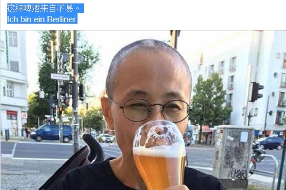 中國作家廖亦武7日在臉書發表劉霞喝啤酒照片。（取自廖亦武臉書）