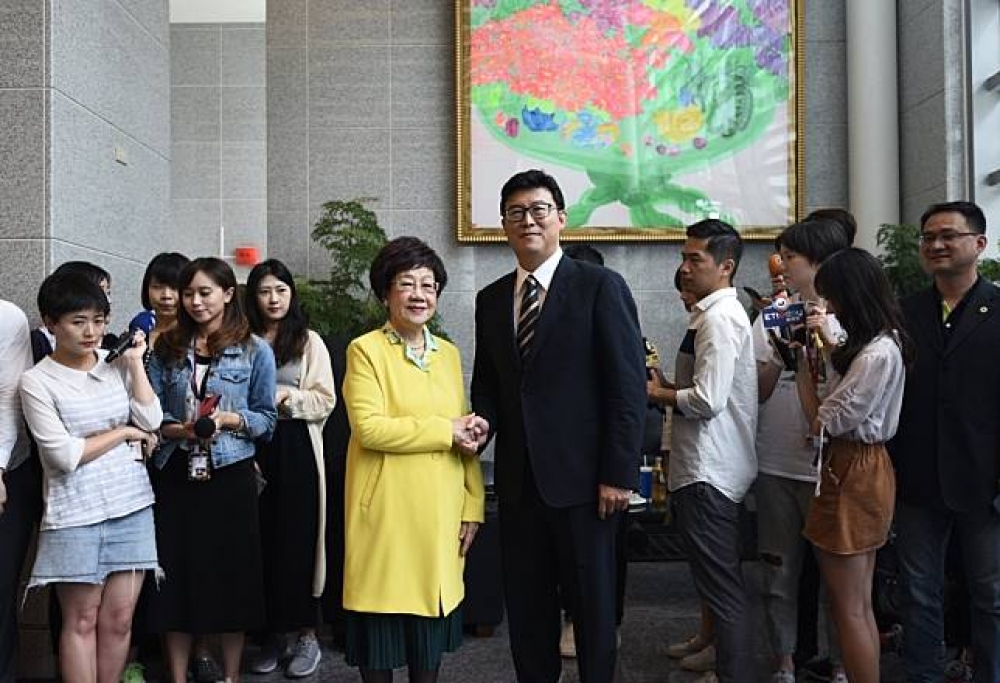 有意爭取民進黨台北市長候選人的立委姚文智與前副總統呂秀蓮，26日舉行政見辯論會。（攝影：李昆翰）