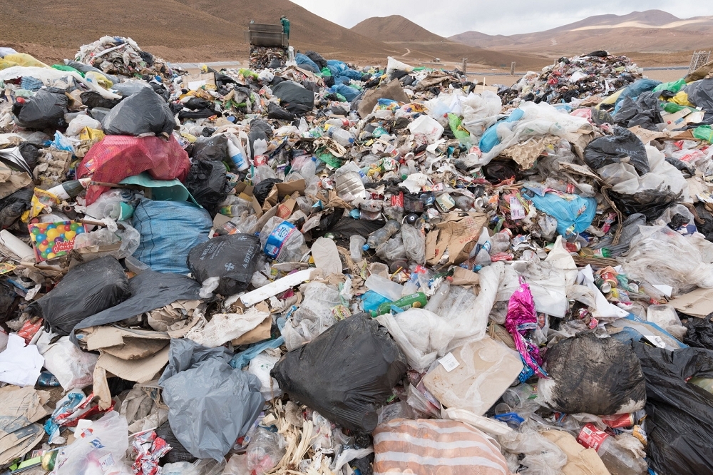 中國自2018年起禁止國內進口廢塑料等24種可回收廢棄物，英國因無法自行吸收這些垃圾，便將廢塑料送往東南亞及台灣。圖為示意圖。（圖片取自PAKUTASO）