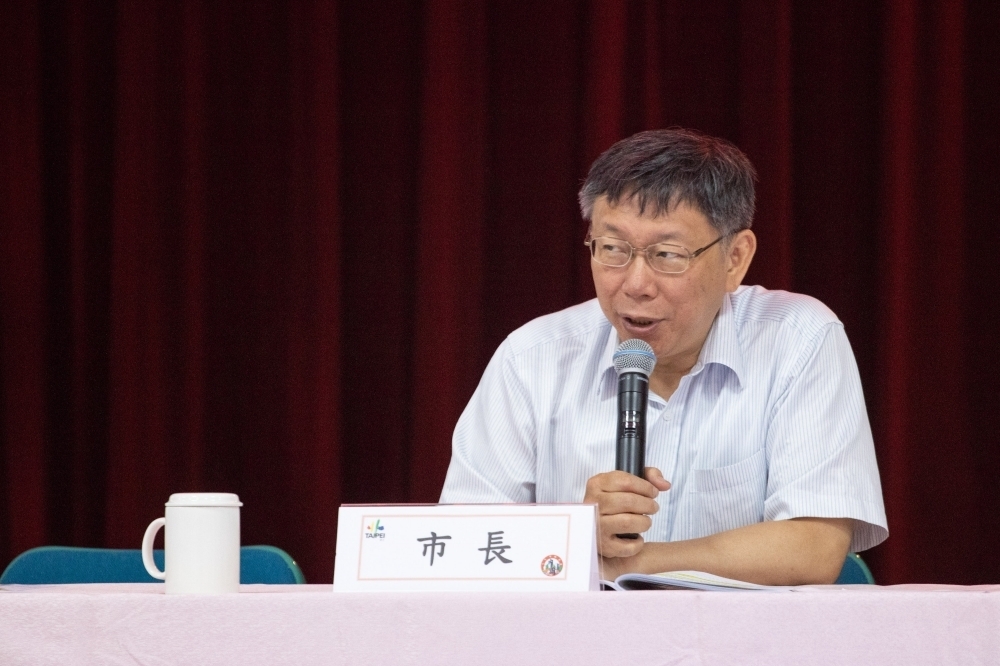年底台北市長選舉陷入「三腳督」局面，讓柯文哲上任後取消的重陽敬老金再度成為選舉話題。（攝影：李隆揆）