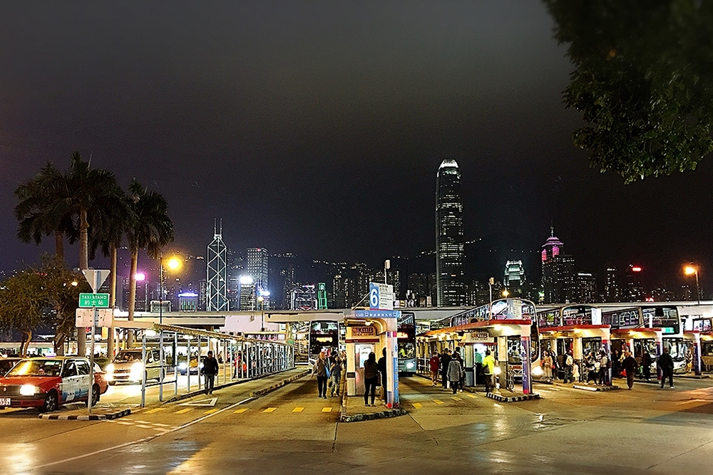 香港的大眾運輸交通工具種類多元，包括：地鐵、叮叮電車、天星小輪、市區雙層大巴、16人/19人座專線小巴、機場巴士、的士，和香港來往各離島間的渡輪等，其中又屬地鐵的每年盈收最高，圖攝於尖沙咀碼頭巴士總站。（攝影：人妻卡小姐）