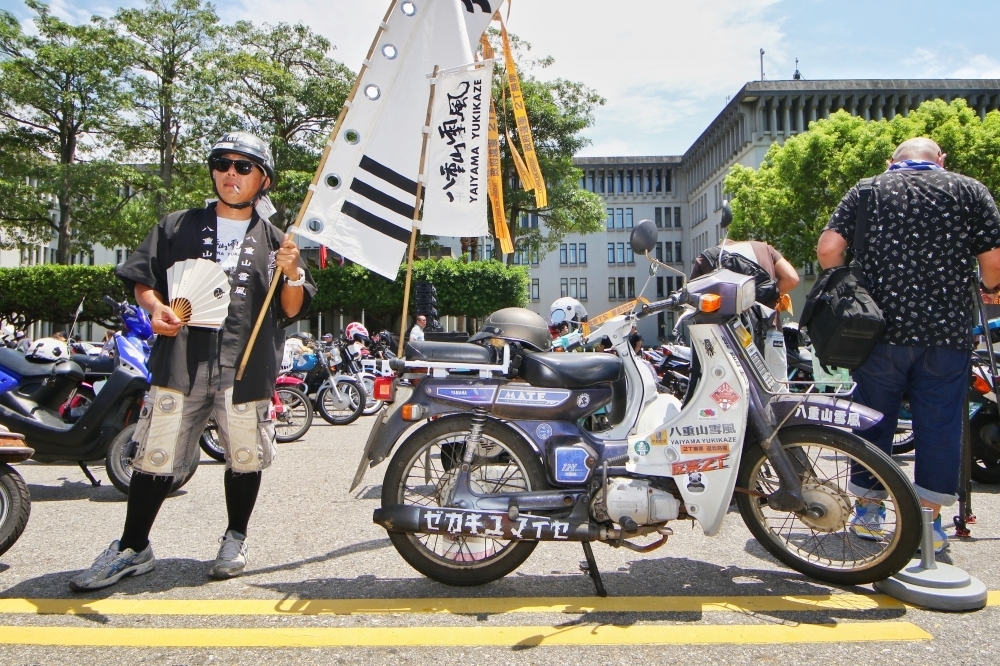 有千輛的二行程機車車主17日於凱達格蘭大道集結，抗議政府假藉環保之名打擊二行程機車；圖中車型為YAMAHA mate 90，為十分泛用的商用車之一。（攝影：曾原信）