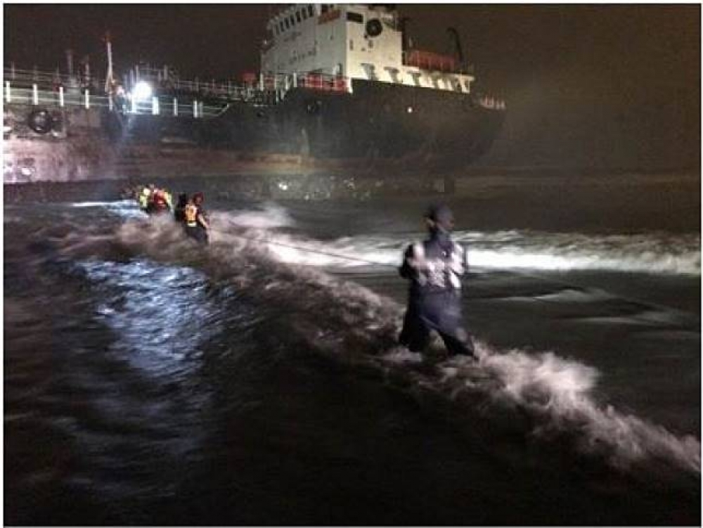 高雄14日晚間傳出有兩艘油輪擱淺，所幸沒有人員傷亡。（高雄消防局提供）