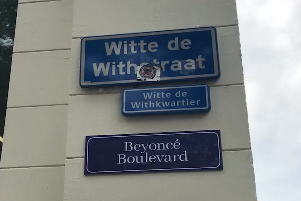 「路牌運動」因荷蘭大城市中有88％的街道都是以男性名稱命名而展開。（翻攝自YouTube）