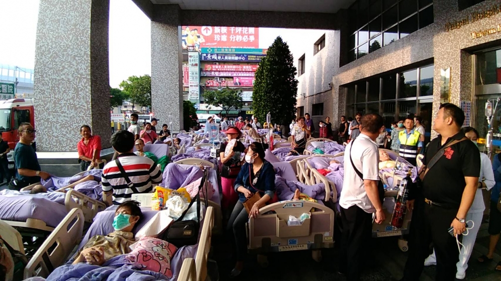 署立衛福部台北醫院護理之家安寧病房凌晨發生火警，醫院一樓暫時安置大批被救出的病患。（新北市防局提供）