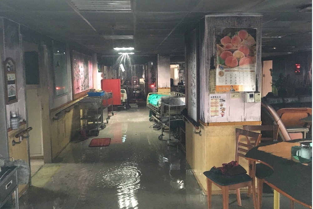 13日凌晨台北醫院護理之家發生嚴重火警，據新北消防局調查，疑似人員疏散後未關上起火點病房大門，才導致火勢擴散至其他病房。（新北消防局提供）