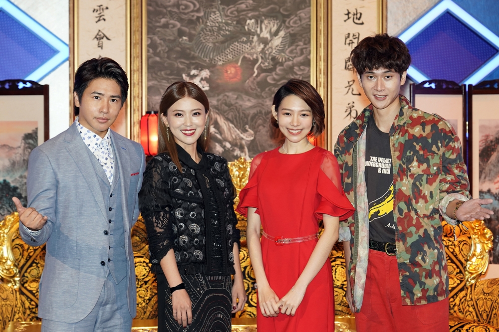 《瘋狂電視台》由歐漢聲（左至右）、卓文萱、林明禎、劉冠廷共同主演（瘋狂秀提供）