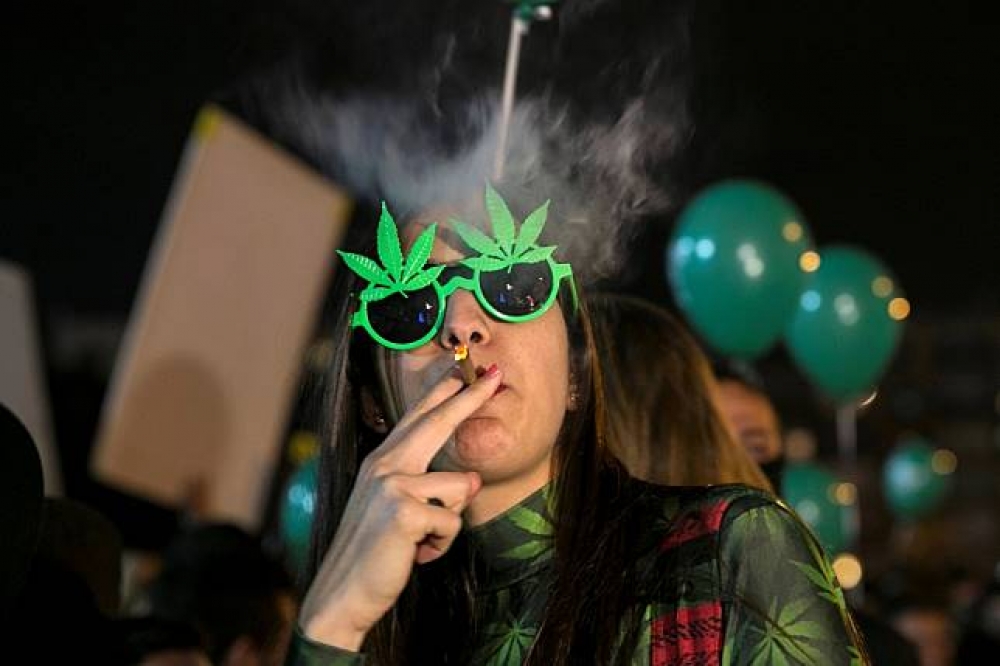 1名女子在以色列通過個人用大麻除罪化的集會上使用大麻。（湯森路透）