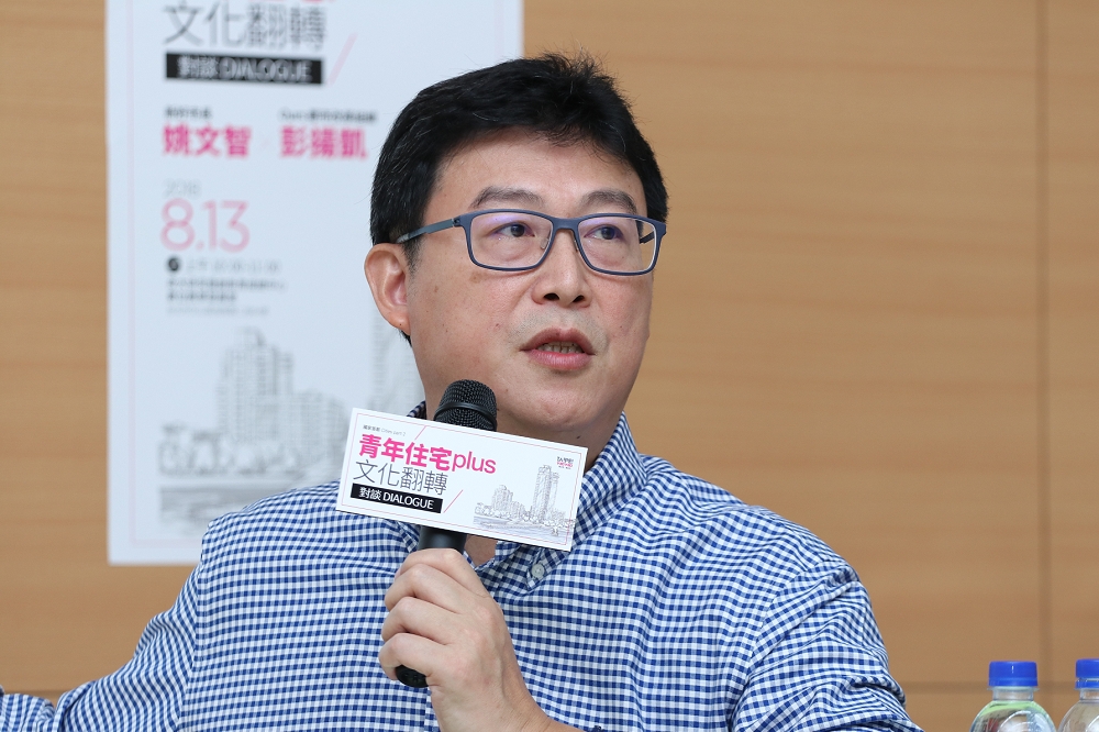 民進黨台北市長參選人姚文智13日到政治大學，與都市改革聯盟秘書長彭揚凱對談青年居住問題。（攝影：張凱婷）