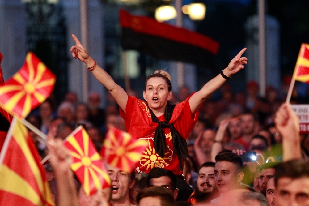 馬其頓共和國與希臘的和解，引發馬國人民3日走上首都史高比耶抗議。（湯森路透）