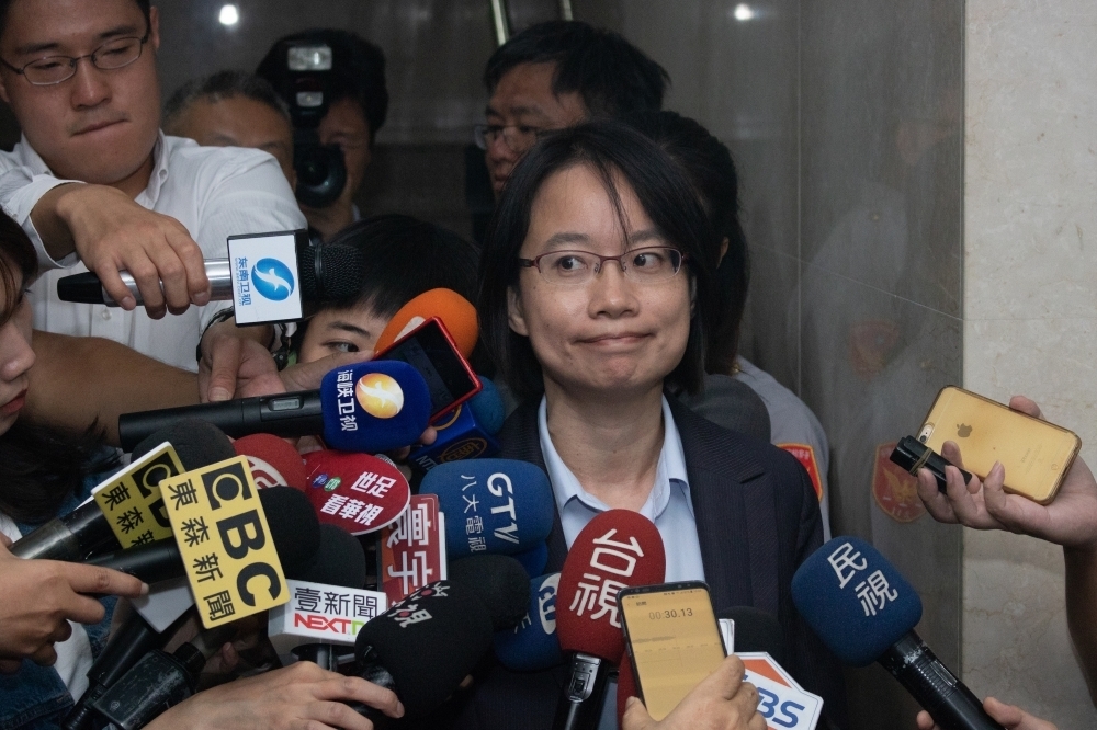 台北農產運銷公司總經理吳音寧風波不斷，本月21日她即將就任滿一年，但在許多府會議事老手眼中，吳音寧卻是極不黯議事「眉角」。（攝影：李隆揆）