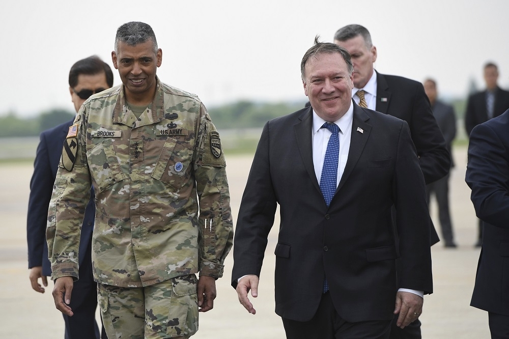 美國國務卿蓬佩奧（右）13日下午抵達駐韓美軍空軍基地，向南韓政府報告川金會成果。（美聯社）