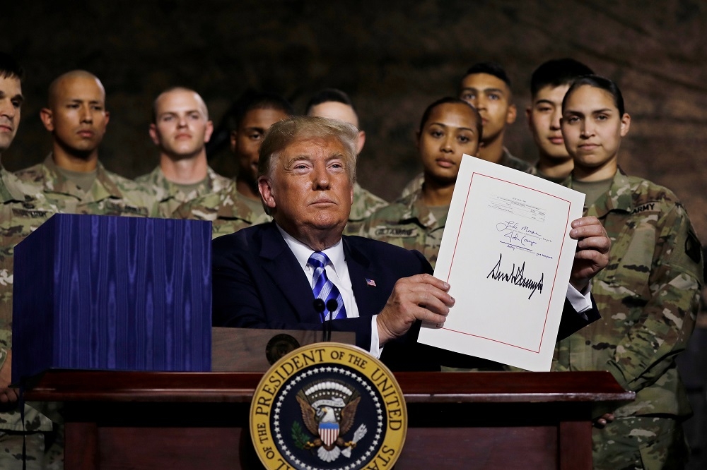 川普簽署2019國防授權法案。（湯森路透）