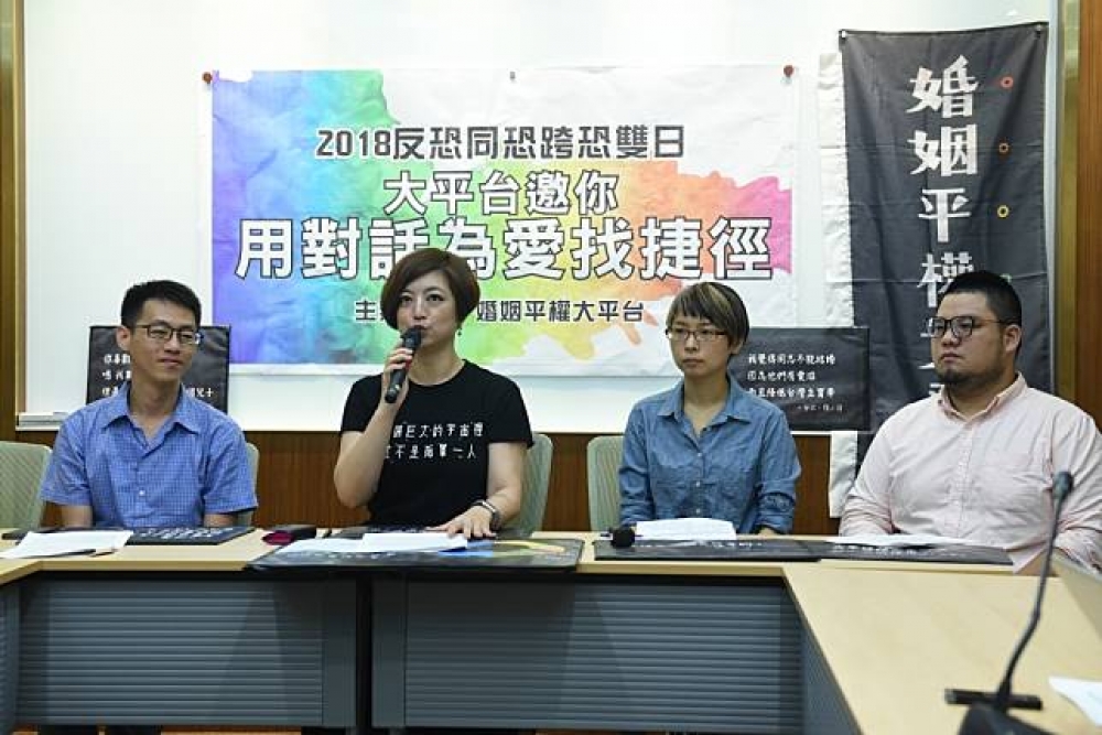 婚姻平權大平台17日舉行記者會，盼藉由「一萬次刺傷我的話」案例分享讓社會能更體貼更有包容。（攝影：葉信菉）