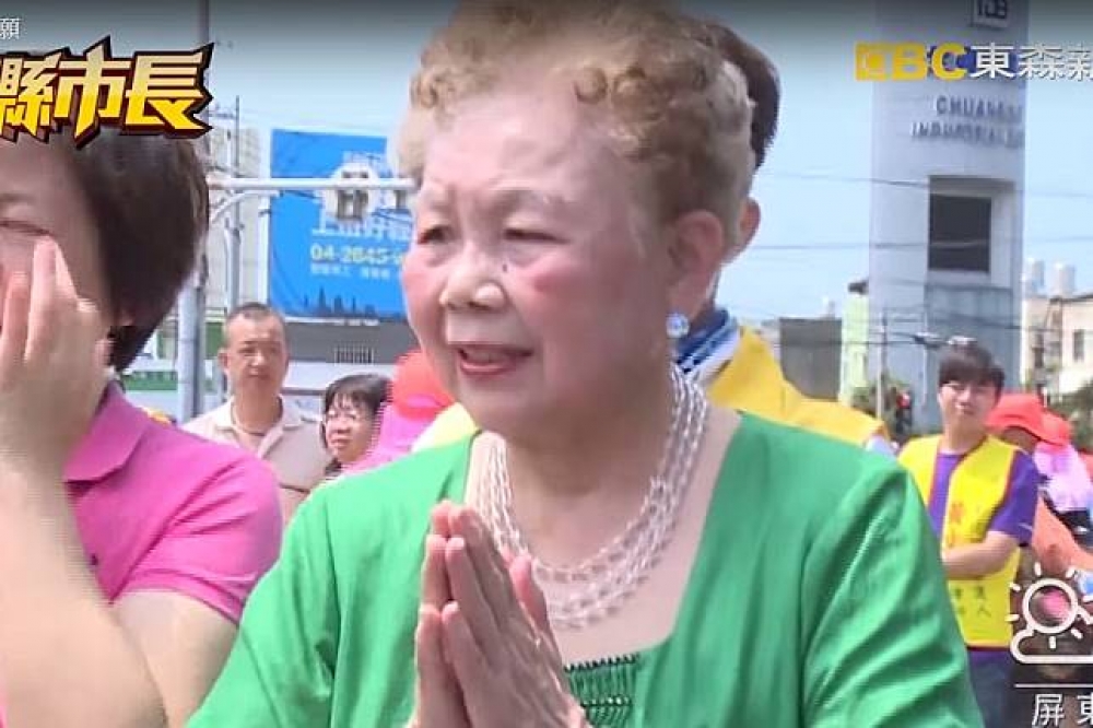民進黨決定台北市長自提人選，柯文哲媽媽何瑞英17日說，「對於人家的決定，我們要尊重，我們沒有資格要求什麼。」（圖片取自東森新聞）