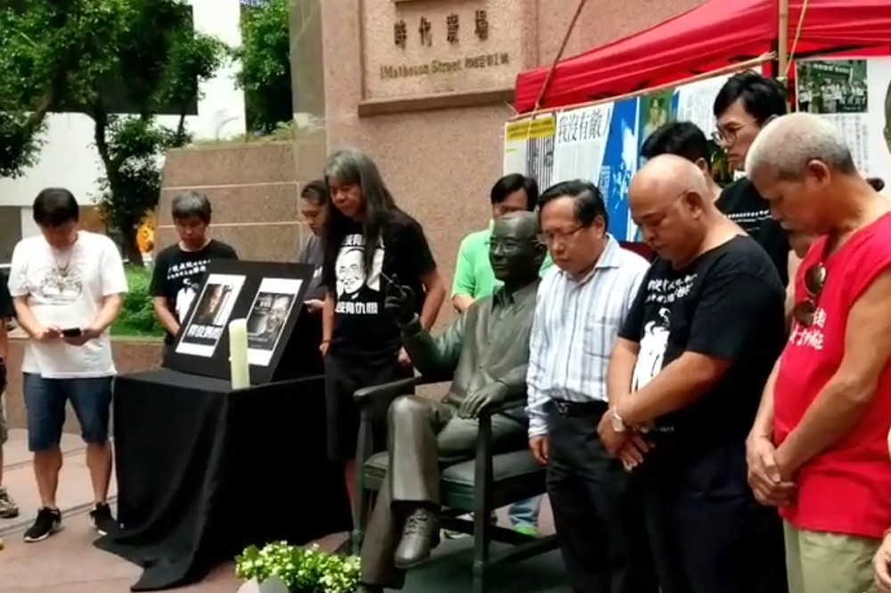 香港社會民主連線從12日起，在銅鑼灣時代廣場公共空間，舉行已故諾貝爾和平獎得主劉曉波銅像揭幕儀式。（擷取自人民力量臉書粉絲專頁影片）