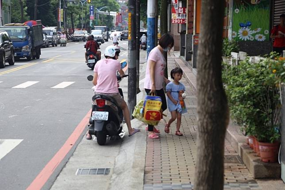 台北市教育局15日宣布，今年首創公立幼兒園網路登記報名管道，採線上登記為主、現場紙本為輔的雙軌登記報名方式，讓家長可以不用請假赴現場也能完成報名。示意圖。（資料照片）