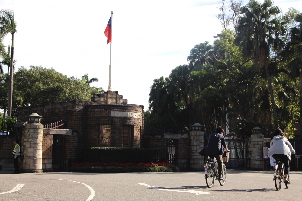 英國教育機構評比全世界大學排行，竟將台灣的國旗別，放置中國五星旗。遭抗議後，網站乾脆把國旗全部撤下。圖為日前反年改抗爭現場。（攝影：李隆揆）