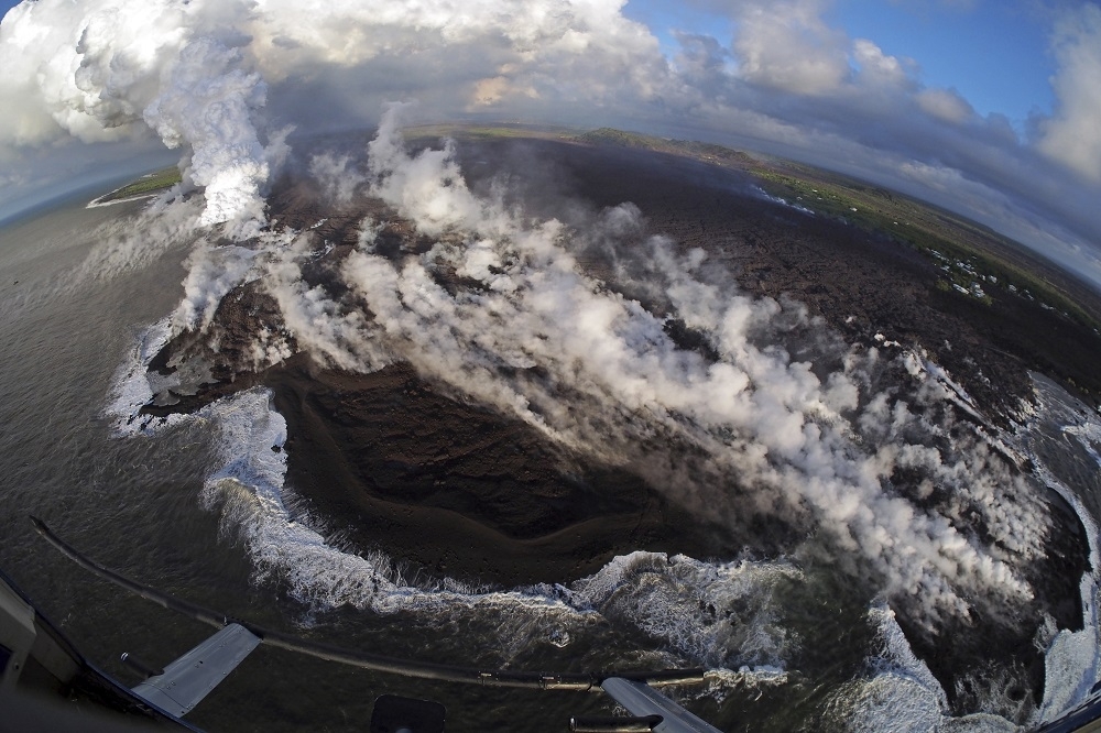 夏威夷基拉韋亞火山熔岩流入海灣，生成新陸地。（美聯社）