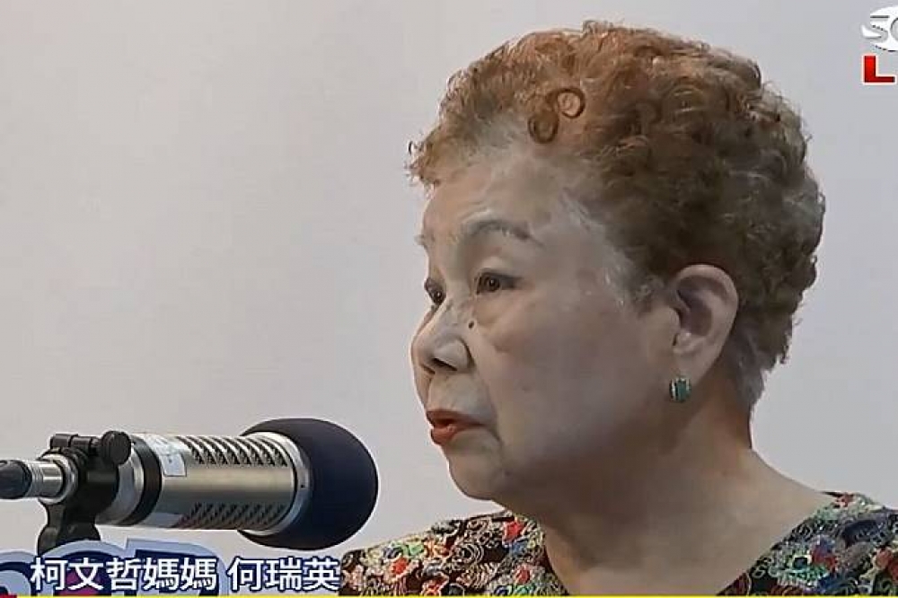 台北市長柯文哲母親何瑞英11日表示，如果民進黨不提名北市長人選，「柯文哲一輩子欠你」。（圖片取自YouTube：917 POP Radio）