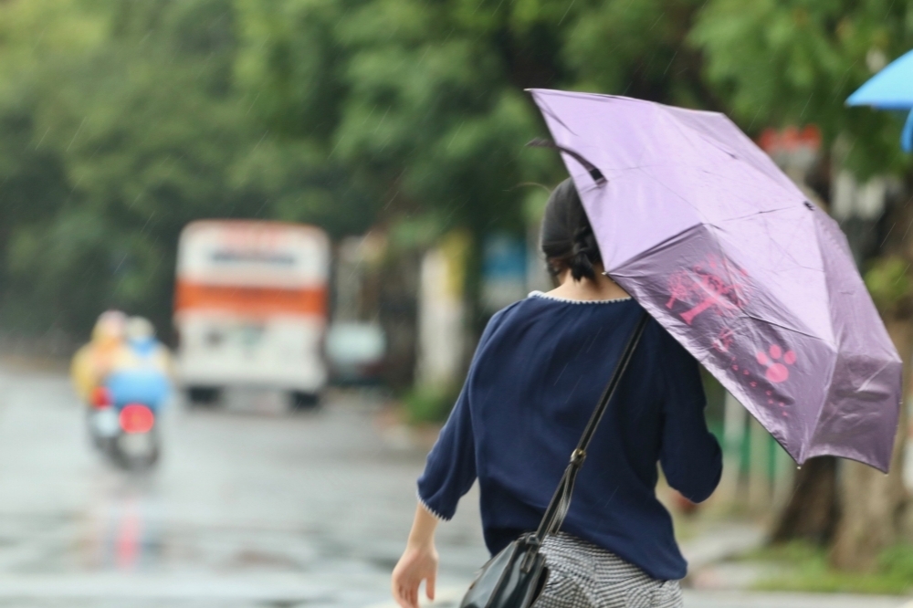今年第4號颱風「艾維尼」6日早上生成，氣象局表示，今明兩天對台灣天氣還沒有直接影響。（攝影：李隆揆）