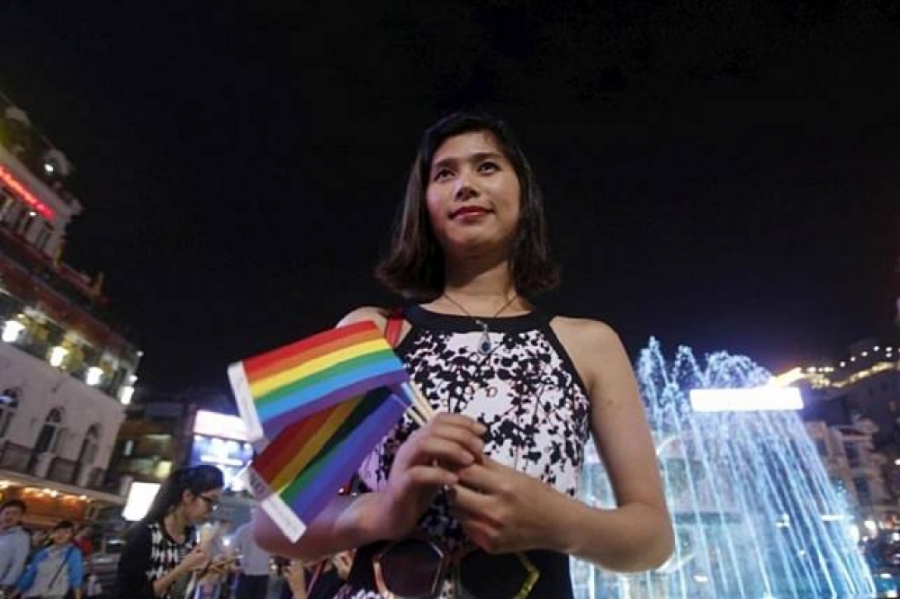《上報》調查發現，包括越南、印尼、菲律賓等21個國家的同志，因我國駐外館處拒絕驗證單身證明，因此他們無法與台灣人辦理同性伴侶註記，挨轟歧視。圖為越南同志遊行。（湯森路透）
