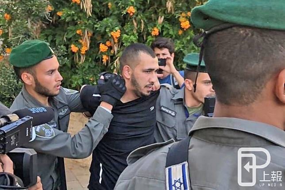 吉哈德（黑衣者）與父親都是以色列軍警眼中的抗爭常客。（當事人提供）