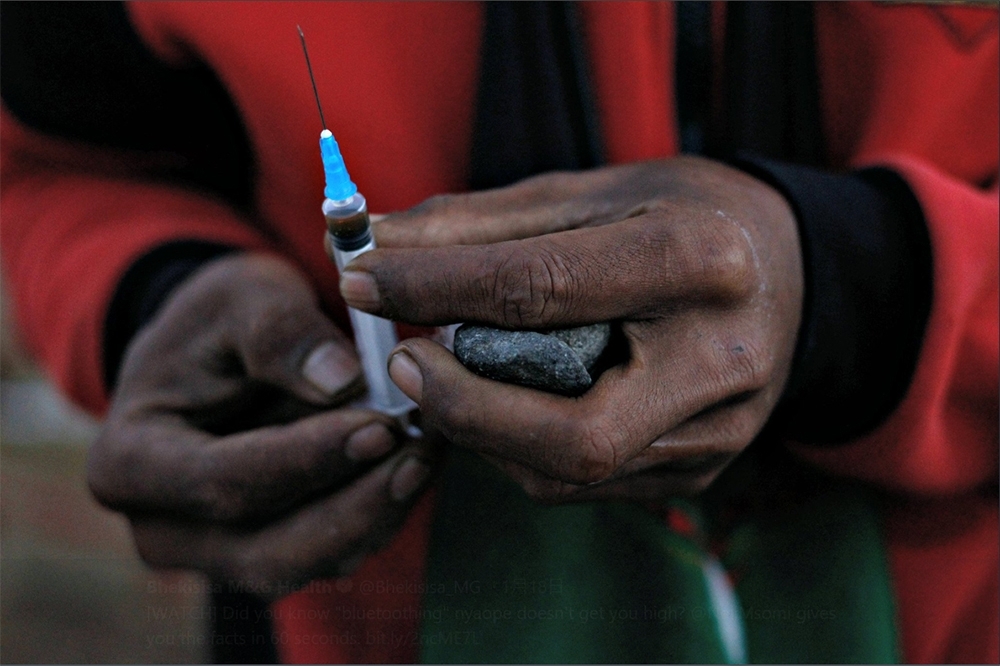 毒品nyaope在南非的濫用情況嚴重，甚至衍生出交換血液的「藍牙」吸食法。（翻攝自推特）