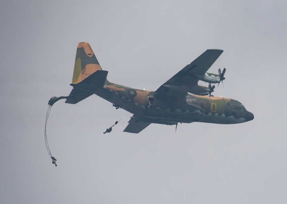 ７日的演練，當C-130運輸機傘兵空降時，不禁讓人想起日前因跳傘墜落受傷的秦良丰。（攝影：李昆翰）
