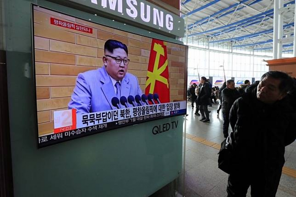 南韓民眾1日觀看北韓領導人金正日的談話。（湯森路透）
