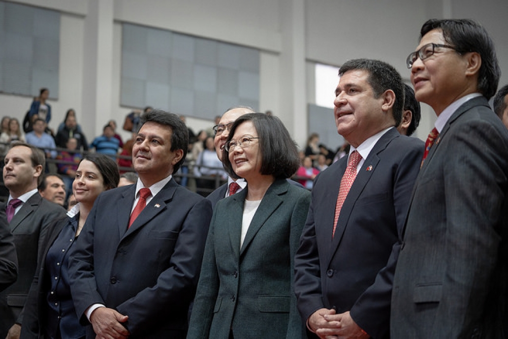 蔡英文與即將卸任的巴拉圭總統卡提斯（右二）出席台巴科技大學成立儀式。（取自總統府官網）