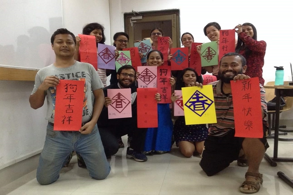 印度台灣教育中心教導印度學生繁體中文，讓他們練習寫春聯。（翻攝TEC-IIT Bombay臉書）