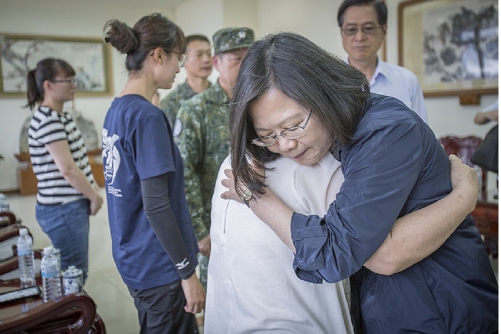 花蓮空軍基地一架F-16戰機失事，飛官吳彥霆少校不幸殉職，蔡英文5日前往花蓮慰問家屬。（取自總統府網站）