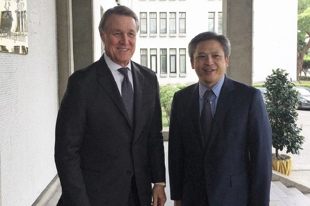 美國聯邦參議員蒲度（David Perdue）臨時更改亞洲行程，於1日造訪台灣，並與美國在台協會處長梅健華（Kin Moy）、蔡英文總統、外交部長吳釗燮見面。（圖片取自AIT臉書）