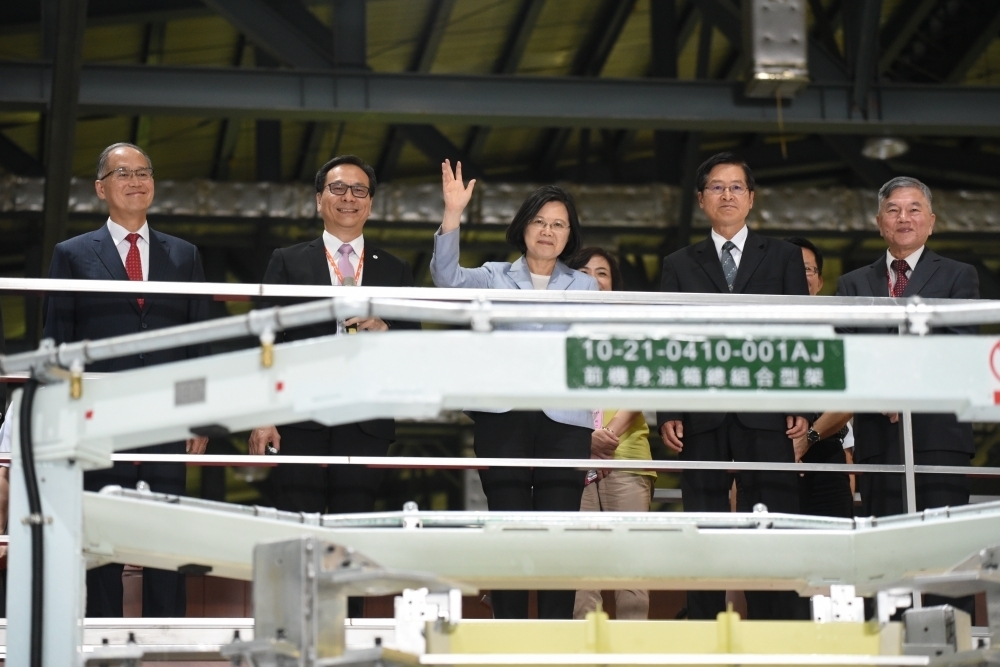 漢翔舉行「新式高教機開架典禮」，總統蔡英文偕同國防部部長嚴德發等人出席。（攝影：葉信菉）