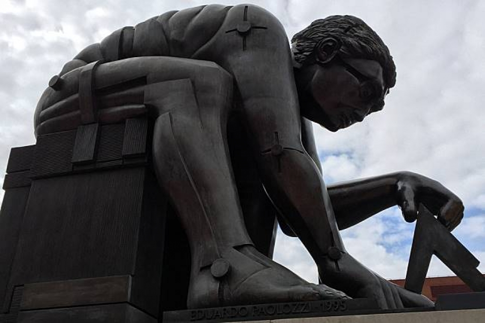 大英圖書館廣場上的牛頓雕像（Matt Brown＠CC.BY 2.0）