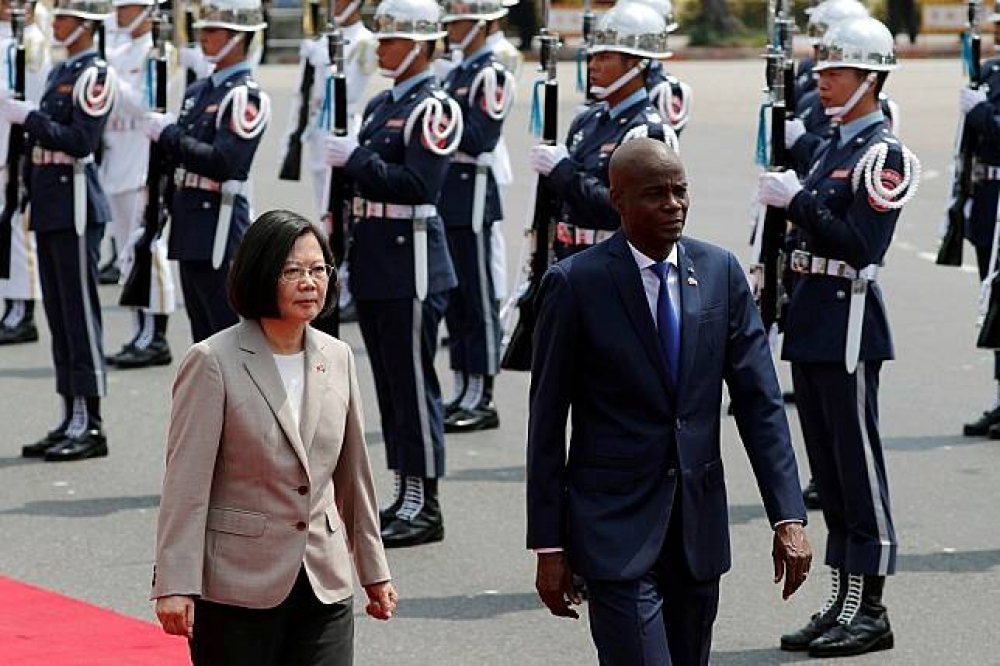 中國發揮硬實力干預及國際企業營運，台灣可以在國際間發揮軟實力。圖為蔡英文總統歡迎海地總統摩依士。（湯森路透）



