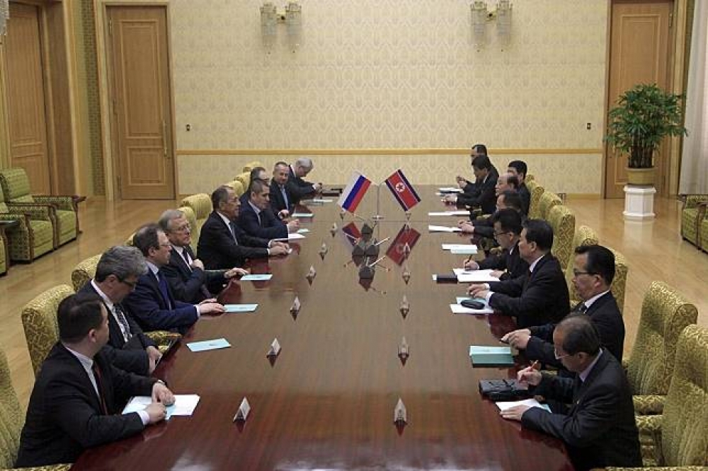 北韓外交官員代表（右側）與俄羅斯外交官員代表在31日於平壤開會。（美聯社）