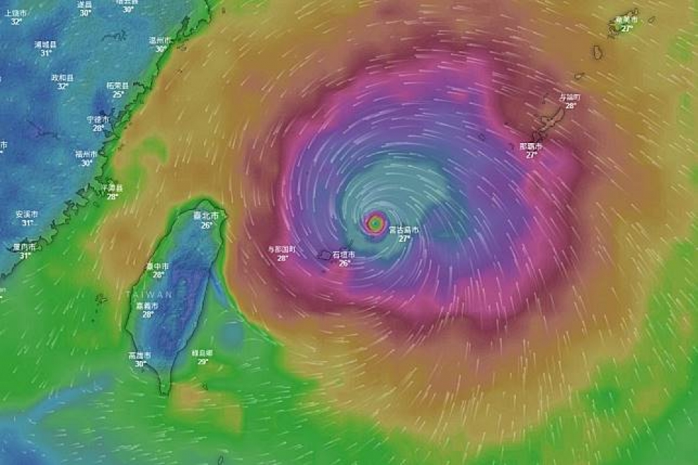 中央氣象局宣布，受琉球海域海溫影響，今年第8號颱風瑪莉亞已於傍晚5點減弱為中度颱風，但強度目前仍達中度颱風上限，對台影響維持不變。（取自天氣與氣候監測網）