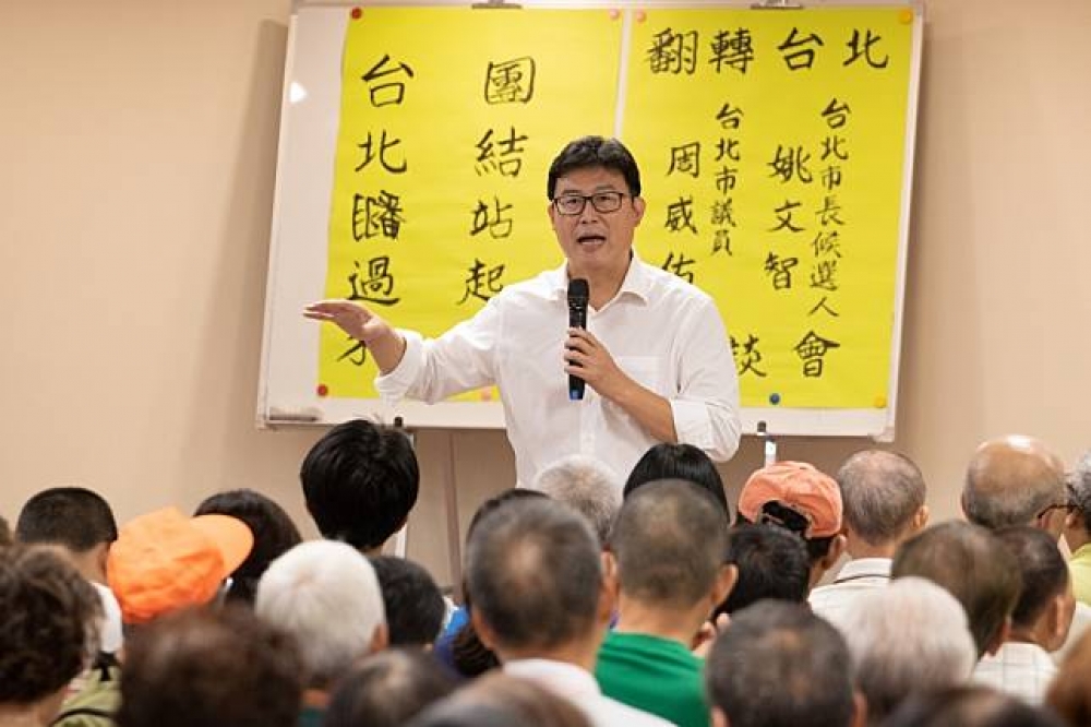 民進黨台北市長參選人姚文智近期勤跑基層，並預計在7月底前陸續與黨內提名的27名議員參選人舉辦問政說明會，目前已完成半數。（攝影：李隆揆）