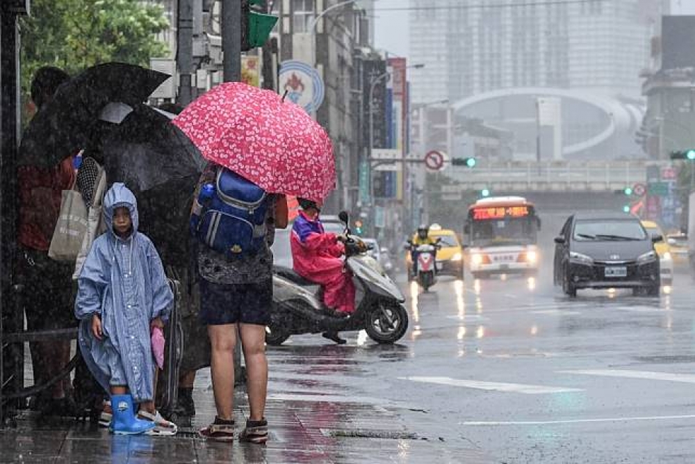 天氣風險公司分析師吳聖宇預估，9日下午到傍晚會發布海上颱風警報，深夜至10日清晨間則可能發布陸上颱風警報。（攝影：葉信菉）