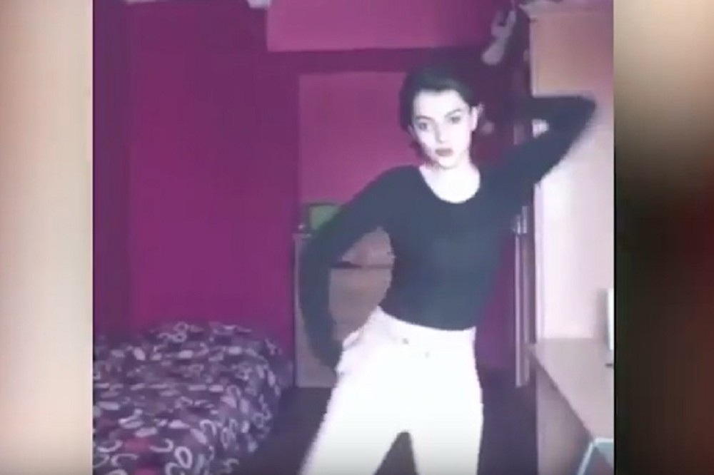 18歲的伊朗網紅在社群上熱舞。竟遭警方逮捕。（取自影片）
