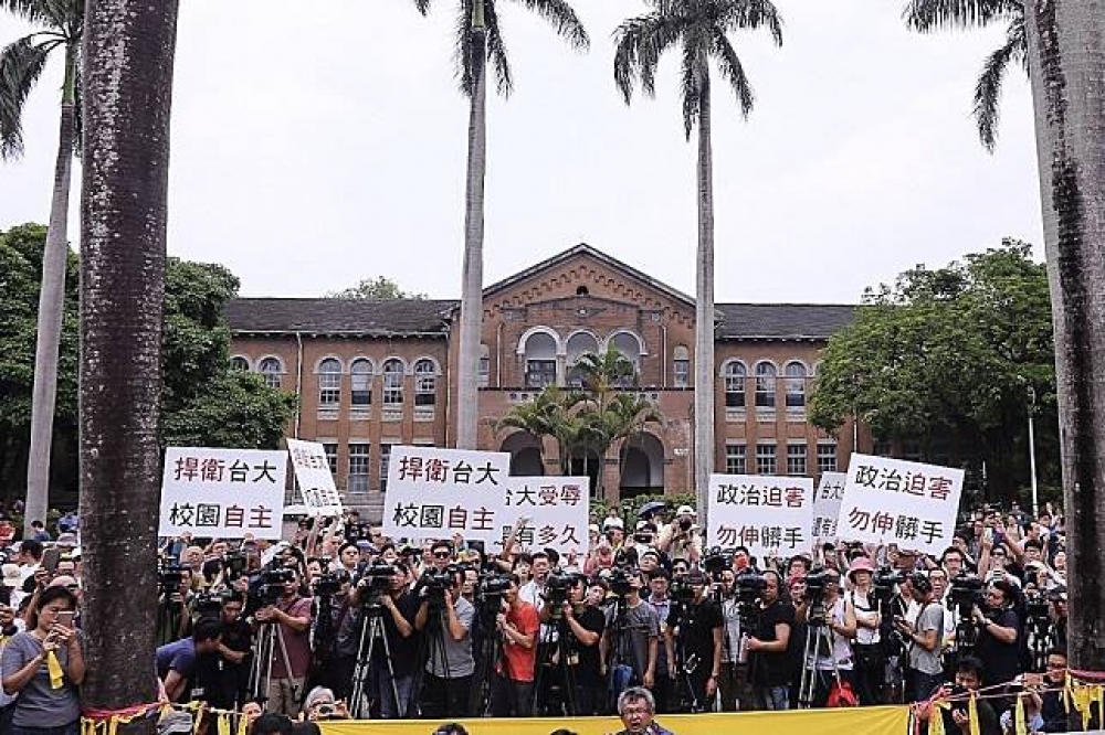 由4千多位台大師生校友組成的台大自主聯盟，1日舉行記者會號召全校師生一起反抗教育部違法亂政，堅持大學自主。（攝影：陳品佑）