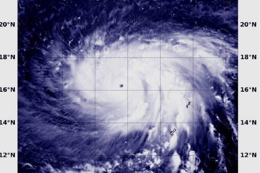 美國太空總署公布了一張衛星照，瑪莉亞的颱風眼清晰可見；聯合颱風警報中心（JTWC）表示，瑪莉亞颱風眼已經開始收縮，形成「雙眼牆」。 （圖片取自NASA）