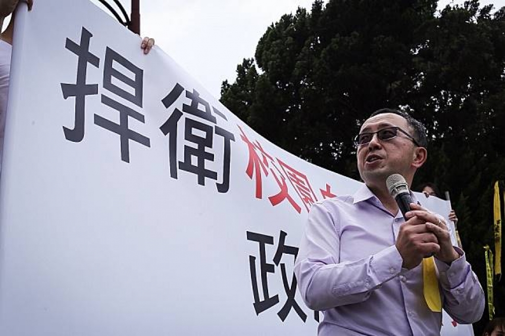 「台灣大學自主行動聯盟」今在台大傅鐘前舉行記者會抗議，發起人之一的政治系教授蘇宏達痛批教育部違法脫序。（攝影：陳品佑）