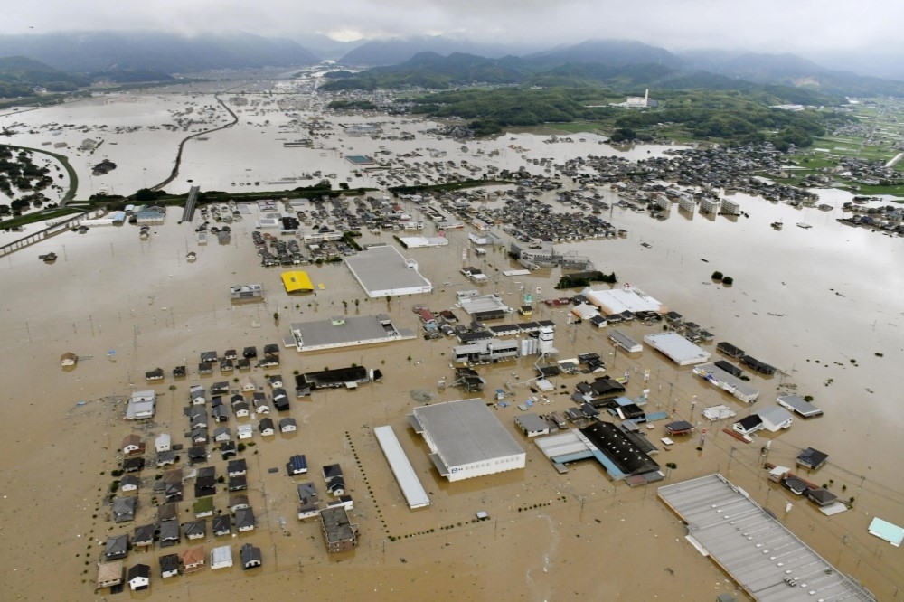 日本豪雨造成岡山地區淹水。（美聯社）