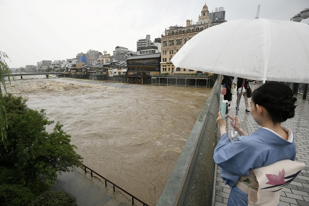日本豪雨成災，兵庫縣傳出1人死亡。（湯森路透）