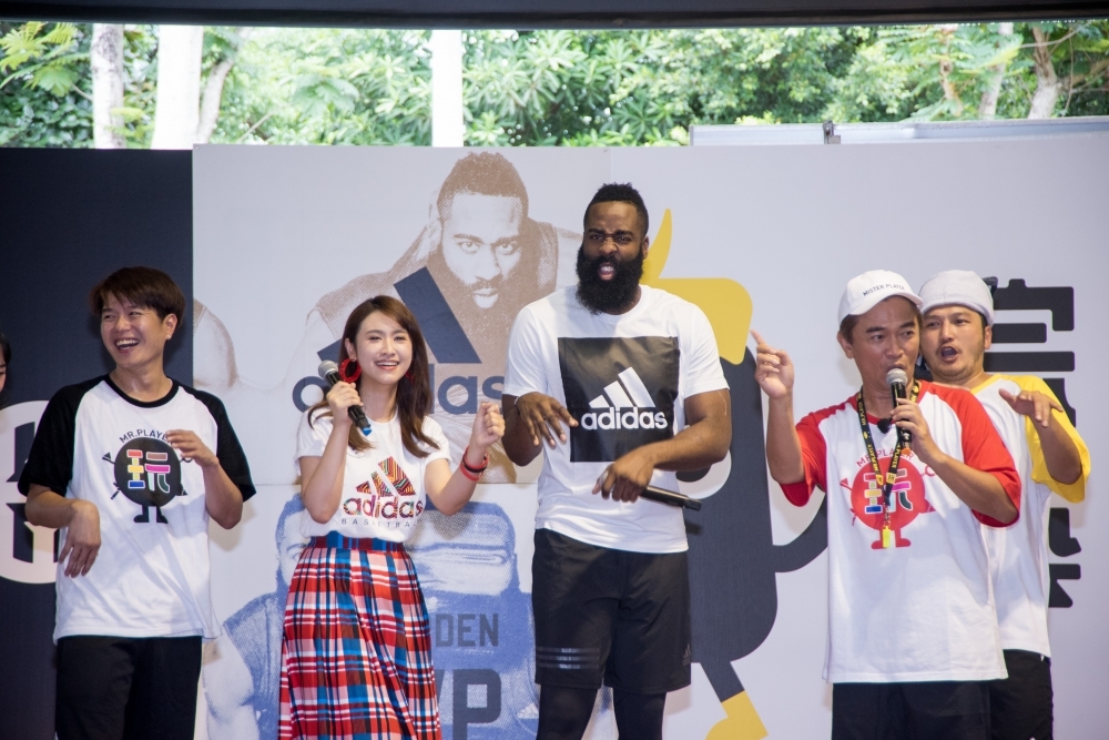 NBA本季年度MVP James Harden第三度造訪台灣，5日他首度參加台灣綜藝節目「綜藝玩很大」，與主持人吳宗憲（憲哥）、KlD一起PK籃球。（攝影：李昆翰）